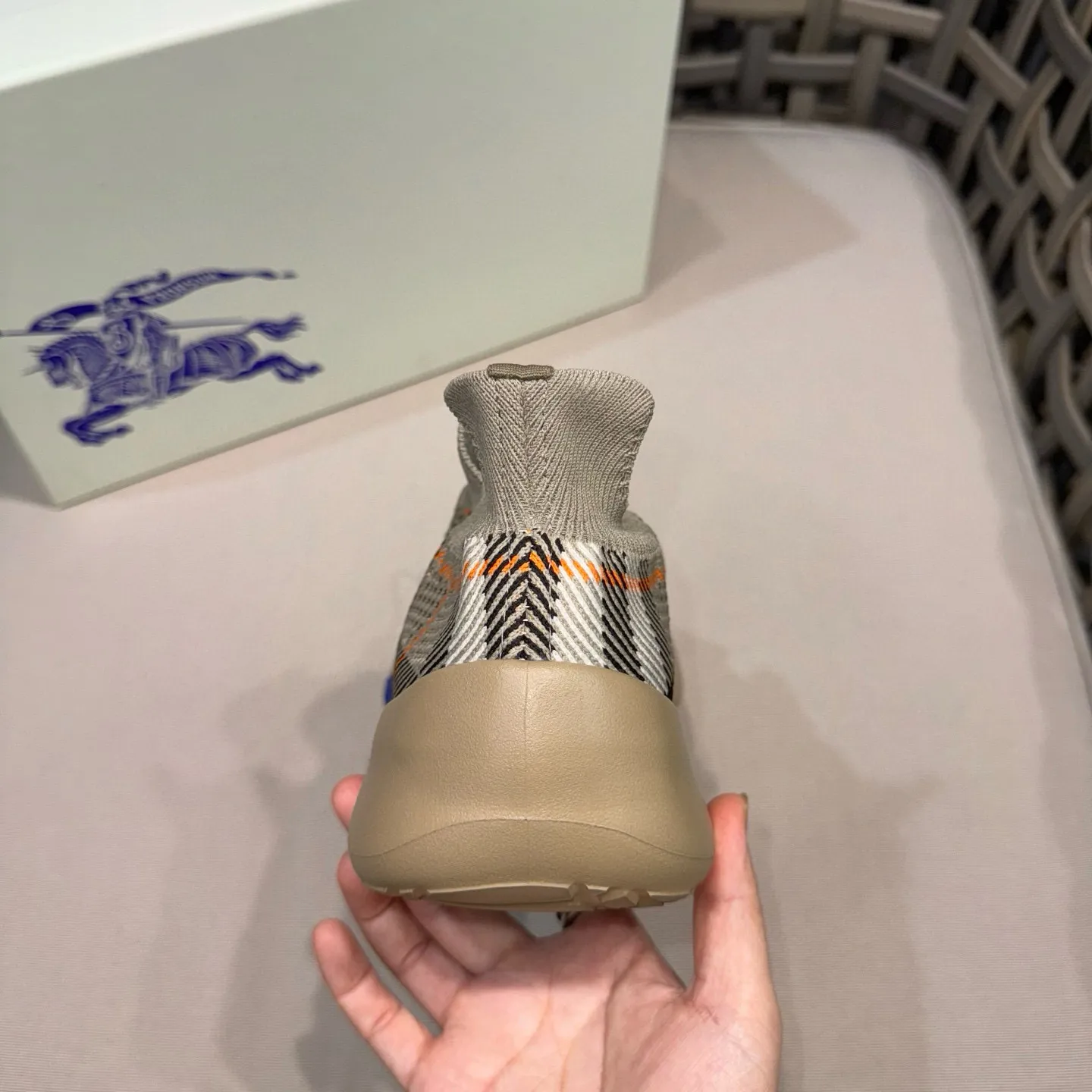 Men's shoes: 500💰BURBERRY/Burberry plaid knitted Neptune sneakers｜With breathable sock-style upper｜Embellished with knitted Burberry plaid｜Leather lining Incorporated into a plaid lace design｜Equipped with B-shaped shield buckle｜The sole is decorated with a large wrapped equestrian knight logo (EKD)｜Round toe #drawstring closure#The sole is decorated with the equestrian knight logo (EKD)｜At least 50% of the main materials of the boutique are from renewable sources Size: 39-44 (45 custom-made)